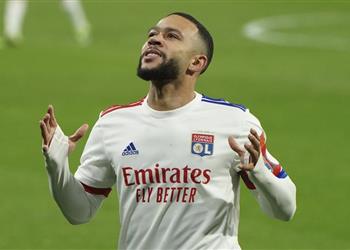 رغم اهتمام برشلونة رئيس ليون يحاول التأثير على ديباي للبقاء