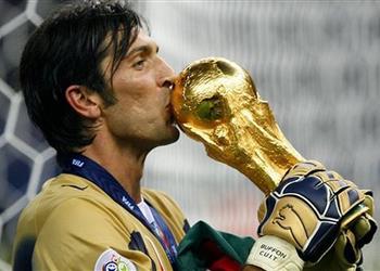 بتصويت حراس المرمى بوفون الأفضل على مر العصور