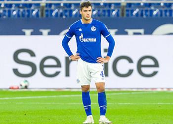 مدافع شالكة يقترب من ميلان وسط اهتمام ليفربول وتوتنهام