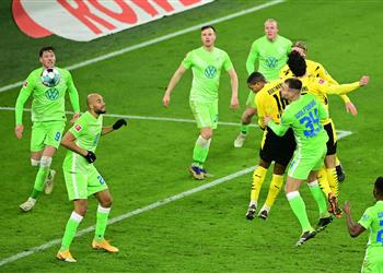 فيديو بوروسيا دورتموند يتخطى فولفسبورج بثنائية في غياب عمر مرموش