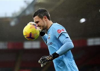 رسمي ا ساوثهامبتون يعلن غياب حارسه أمام ليفربول بسبب كورونا