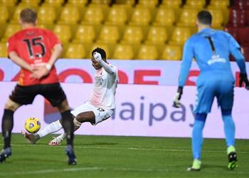 فيديو بـ10 لاعبين ميلان يستعيد صدارة الدوري الإيطالي بثنائية في بينفينتو
