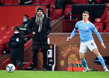 جوارديولا ينفعل على حكم الراية في مباراة مانشستر يونايتد ومانشستر سيتي