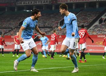 فيديو جون ستونز يسجل هدف مانشستر سيتي الأول أمام مانشستر يونايتد