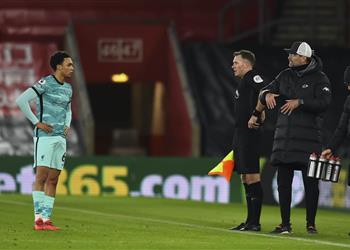 كلوب يدافع عن أرنولد ومينامينو ويؤكد نفعل كل شيء باستثناء تسجيل الأهداف