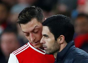 أرتيتا يلمح لاقتراب رحيل أوزيل لديه مطلق الحرية في التفاوض مع أي ناد