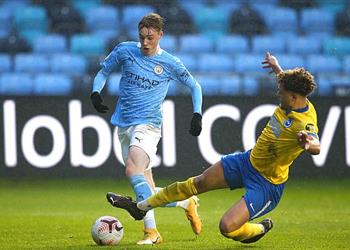 بسبب كورونا الحكومة البريطانية تفرض قرار ا جديد ا على أندية الدوري الإنجليزي