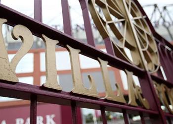 رغم إصابات كورونا أستون فيلا ي علن إقامة مباراته اليوم أمام ليفربول