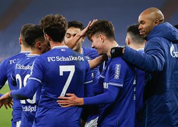 تحت قيادة جروس شالكه يحقق فوزه الأول في الدوري الألماني برباعية أمام هوفنهايم