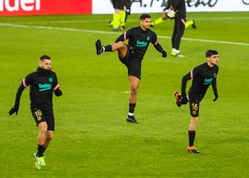 إصابة لاعب برشلونة قبل مواجهة غرناطة وكومان يستبدله