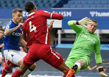 حكم ليفربول وإيفرتون يعترف كان علي طرد بيكفورد بعد إصابة فان دايك