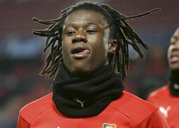 على رأسهم ريال مدريد كامافينجا ي علق على اهتمام كبار أوروبا بالتعاقد معه