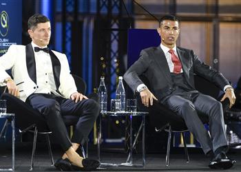 ليفاندوفسكي يكشف كواليس لقائه مع رونالدو وموقفه من الرحيل عن بايرن ميونخ