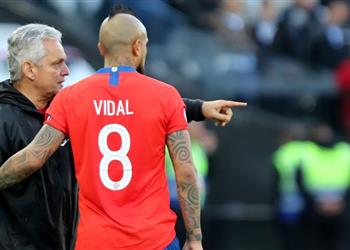 فيدال يوجه رسالة غاضبة بعد إقالة رينالدو رويدا من تدريب تشيلي