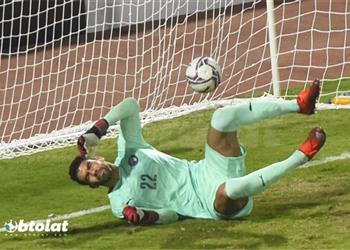 فيديو شريف إكرامي يغادر مباراة بيراميدز والمقاولون للإصابة