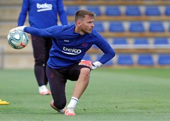 برشلونة يحسم موقفه من رحيل نيتو في انتقالات يناير