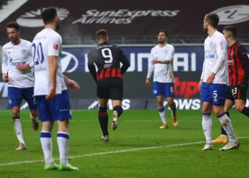 فيديو في 10 دقائق يوفيتش يقود آينتراخت فرانكفورت للفوز بثلاثية على شالكه