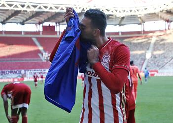 كوكا يهدي هدفه القاتل أمام جيانينا للاعب جالطة سراي