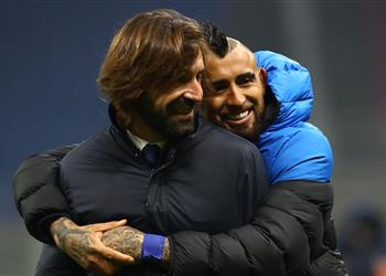 فيديو فيدال يقبل شعار يوفنتوس ويحتضن كيلليني