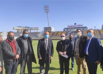 صورة رئيس استاد بتروسبورت يتفقد أرضية الملعب قبل مباراة الزمالك والجونة