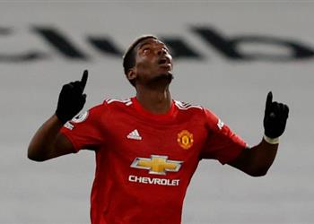 بوجبا يحذر زملائه في مانشستر يونايتد بعد صدارة البريميرليج