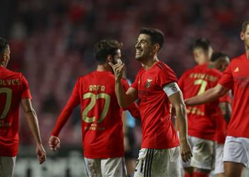 مانشستر يونايتد وروما يتنافسان على ضم مدافع بنفيكا