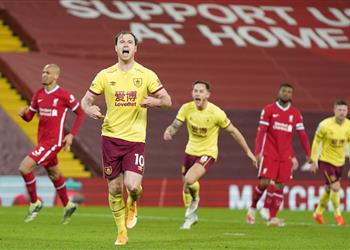 الأولى منذ 2017 فيديو بيرنلي يكسر سلسلة اللاهزيمة ويلحق بـ ليفربول خسارة قاسية على أنفيلد