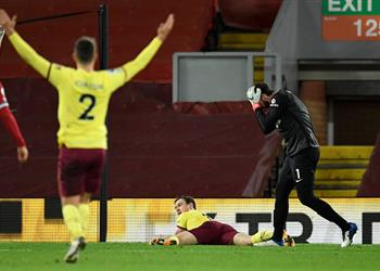 فيديو أشلي بارنز يسجل هدف بيرنلي الأول أمام ليفربول