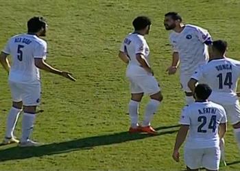 بالفيديو مشادة بين علي جبر وعبد الله السعيد في مباراة بيراميدز وسموحة وإكرامي يتدخل