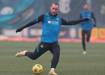 مدرب ليستر سيتي يوضح حقيقة اهتمامهم بضم إريكسن من إنتر ميلان