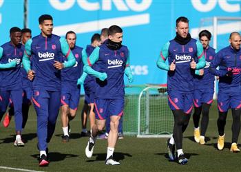 كومان يستعيد خدمات ثنائي برشلونة قبل مباراة إلتشي في الدوري الإسباني