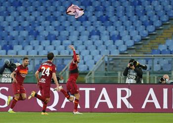 فيديو في مباراة مجنونة روما يخطف فوز ا قاتل ا من سبيزيا بالدوري الإيطالي
