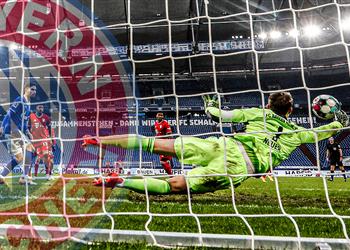 نوير يحقق رقم ا قياسي ا جديد ا بعد انتصار بايرن ميونخ على شالكه