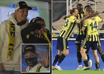 بعد انتقاله رسمي ا أوزيل يتابع مباراة فناربخشة من المدرجات