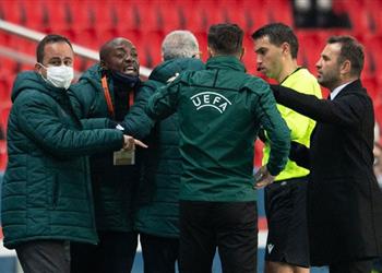 بعد تعرضه للعنصرية من الحكم مدرب باشاك شهير أنتظر عقوبات شديدة للغاية