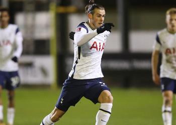 حارس توتنهام يدافع عن جاريث بيل قبل مواجهة ليفربول يساعدنا في الملعب وخارجه