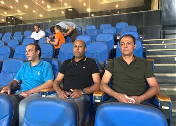 أحمد أيوب وسيد معوض يتابعان مباراة الأهلي وبيراميدز من الدفاع الجوي