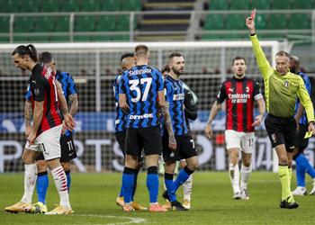 فيديو طرد إبراهيموفيتش في مباراة ميلان وإنتر بكأس إيطاليا