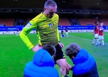 إصابة حكم مباراة ميلان وإنتر بـ كأس إيطاليا وخروجه من الملعب