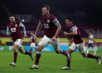 لاعب بيرنلي يكشف سر الفوز بثلاثية على أستون فيلا