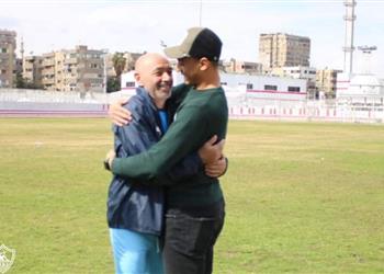 بالصور مصطفى محمد يو دع لاعبي الزمالك والجهاز الفني قبل سفره إلى تركيا