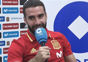 كارفاخال يوجه رسالة لجماهير ريال مدريد من أجل بيكيه ويعلق على صفقات برشلونة