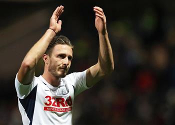 ديلي ميل ليفربول يبدأ محادثاته مع ناد من تشامبيونشيب لضم مدافعه