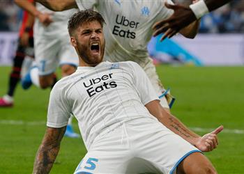 تقارير تكشف سبب تعثر انضمام مدافع مارسيليا إلى ليفربول في اللحظات الأخيرة