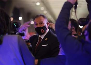 بالصور الأهلي ي سلم فيفا قميص الفريق بتوقيع الخطيب لوضعه في متحفه