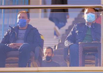 حسام البدري يتابع مباراة إنبي وبيراميدز في الدوري من بتروسبورت