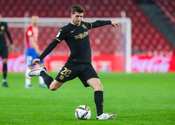 سيرجي روبيرتو يغادر مباراة برشلونة وغرناطة مصاب ا