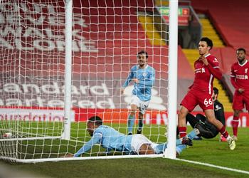 فيديو خطآن قاتلان من أليسون مانشستر سيتي يتقدم على ليفربول بهدفين في 4 دقائق