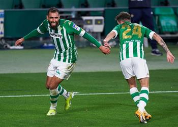 فيديو بورخا إيجليسياس يسجل هدف ريال بيتيس الأول أمام برشلونة