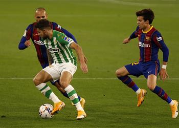 فيديو برشلونة يتقدم بهدف عكسي أمام ريال بيتيس في الدوري الإسباني